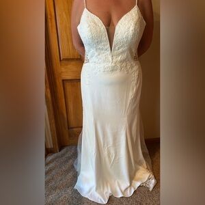 Essense of Australia D3339 - Ivory Lace Bridal Gown